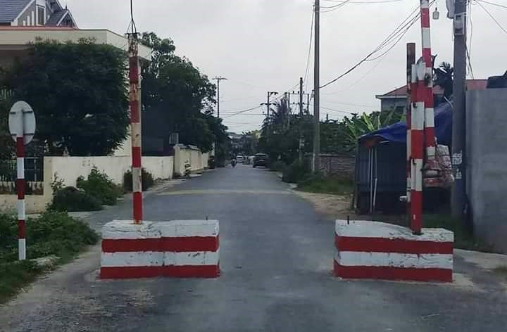 Cọc bê tông, cổng chào cản trở công tác chữa cháy